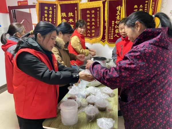 开云官网切尔西赞助商暖到心里！”住户和沿街的环卫工东谈主一边喝粥-开云官网kaiyun皇马赞助商 (中国)官方网站 登录入口