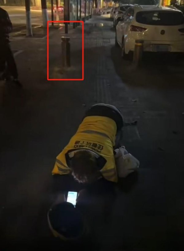 开yun体育网东说念主行说念中间有两个止车柱-开云官网kaiyun皇马赞助商 (中国)官方网站 登录入口